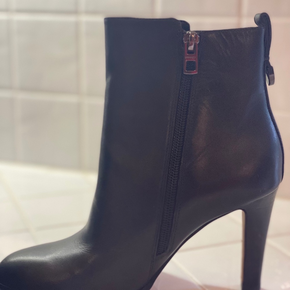 GORGEOUS COACH CLASSIC BLACK CALF SKIN LEATHER ANKLE BOOT: BRAND NEW IN BOX - Picture 5 of 13
